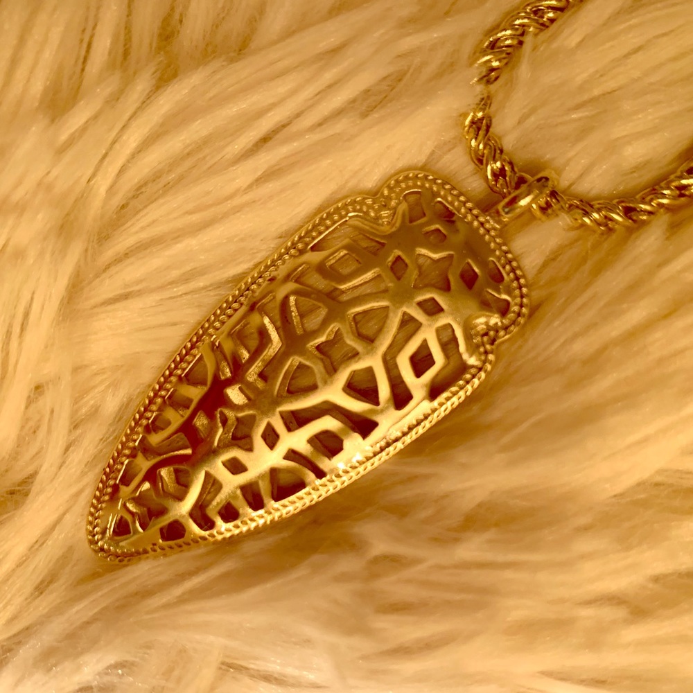 Kendra Scott necklace